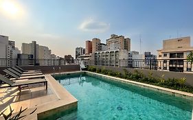 Condomínio com piscina ao lado do Parque Buenos Aires
